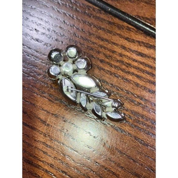 Vintage red iridescent rhinestone silver-tone pin brooch! - Picture 5 of 5